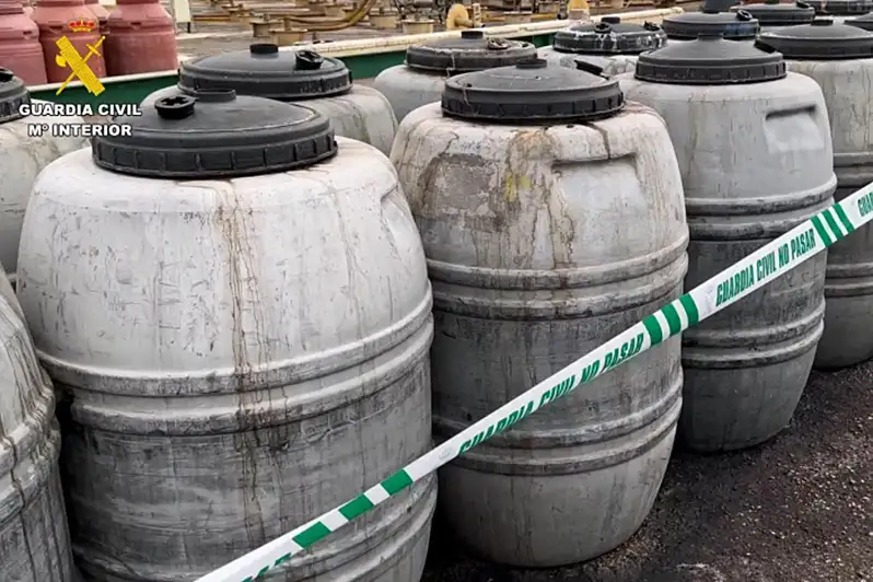 ASAJA-Sevilla felicita a la Guardia Civil por destaparestafa de más de 1-5 millón de euros a productores y agricultores de aceituna en las provincias de Sevilla y Huelva Foto barriles ASAJA-Sevilla felicita a la Guardia Civil por la detención del presunto autor de una estafa de más de 1,5 millón de euros a productores y agricultores de aceituna en las provincias de Sevilla y Huelva