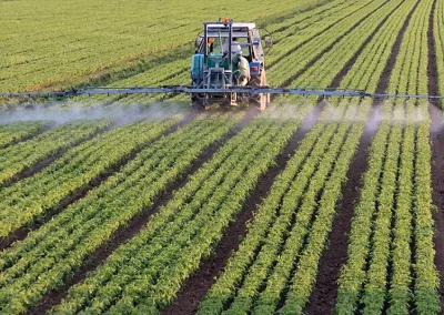 Foto Tractor cultivando Publicado el segundo listado provisional de beneficiarios de las ayudas por el incremento del coste de los fertilizantes