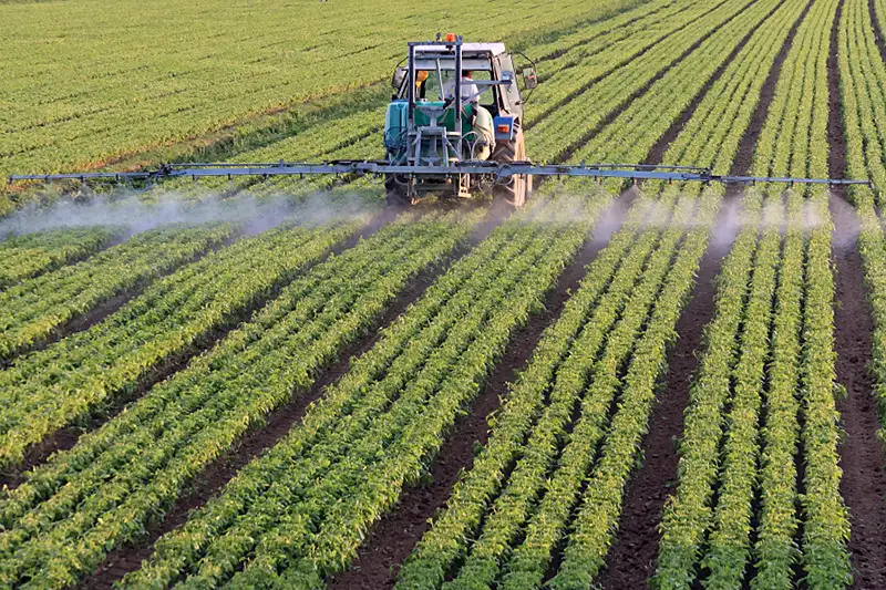 Publicado el segundo listado provisional de beneficiarios de las ayudas por el incremento del coste de los fertilizantes Foto Tractor cultivando Publicado el segundo listado provisional de beneficiarios de las ayudas por el incremento del coste de los fertilizantes